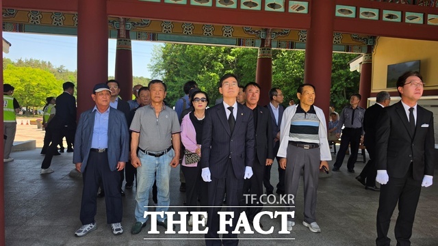 조경태 국민의힘 의원이 18일 광주 북구 운정동 국립5·18민주묘지 참배를 위해 이동하고 있다./조경태 의원실