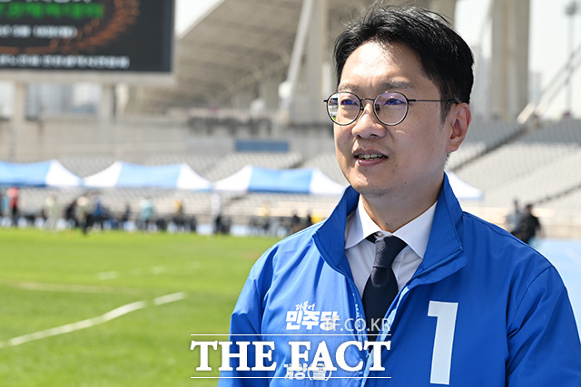 노인건강체육대회 참석해 참석자들과 인사 나누는 김남준 더불어민주당 계양을 재보궐선거 후보(오른쪽).