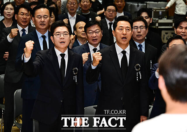 인사하는 오세훈 국민의힘 서울시장 후보(왼쪽)와 정원오 더불어민주당 서울시장 후보.