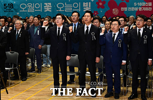 인사하는 오세훈 국민의힘 서울시장 후보(왼쪽)와 정원오 더불어민주당 서울시장 후보.