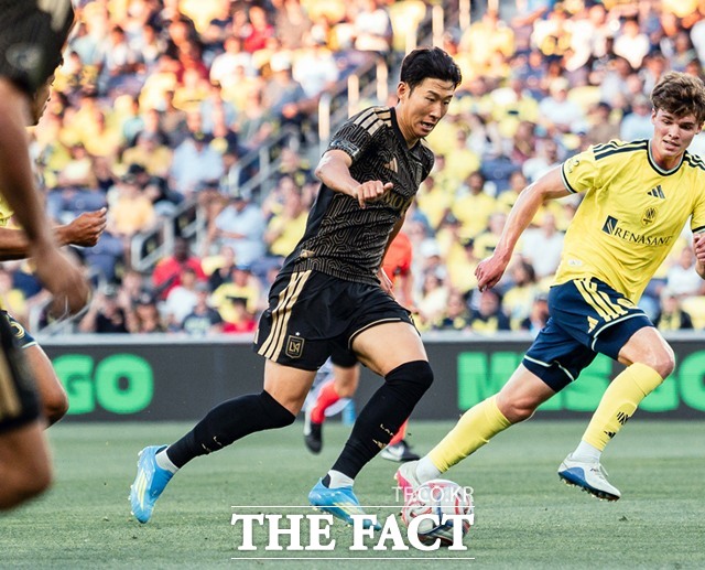 LAFC의 공격수 손흥민(왼쪽)이 18일 내슈빌SC와 2026 MLS 원정경기에서 드리블을 하고 있다./LAFC