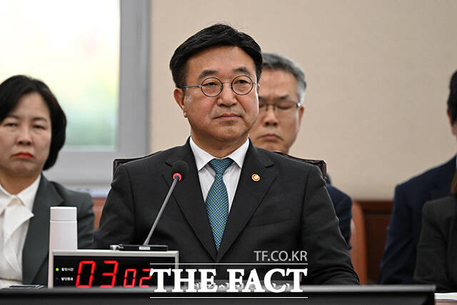윤호중 행정안전부 장관이 6일 오후 서울 여의도 국회 행안위 전체회의에 참석하고 있다. /서예원 기자