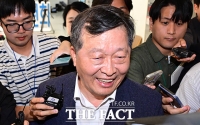  밝은 표정으로 회의실 나서는 박수근 중앙노동위원장 [TF사진관]