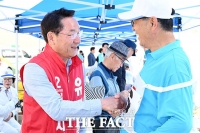  노인건강체육대회에서 시민들에게 인사하는 유정복 인천시장 후보 [TF사진관]