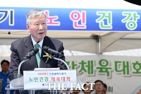  노인건강체육대회 격려사 하는 이중근 대한노인회 회장 [포토]