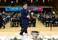  5.18 서울기념식 참석해 헌화하는 송언석 원내대표 [포토]