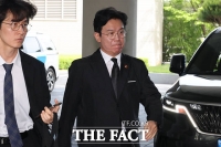  고용노동부 집무실 향하는 김영훈 고용노동부 장관 [TF사진관]