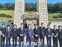  박승원 광명시장 후보, 5·18민주묘지 참배…