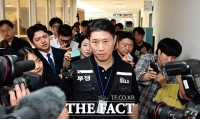  점심식사 위해 회의실 나서는 최승호 삼성 초기업노조위원장 [포토]