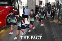  '묵묵부답'...훈련장으로 이동하는 北 내고향여자축구단 [TF사진관]