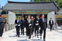 추미애·양향자, 5·18묘역 참배…오월 정신 계승 다짐