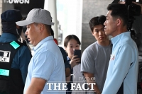  훈련장 향하는 리유일 '내고향여자축구단' 감독 [포토]