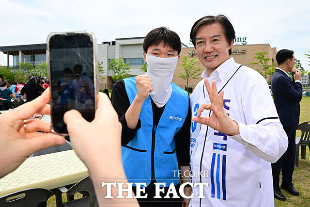6·3 평택을 재선거에 출마한 김용남 더불어민주당, 조국 조국혁신당, 김재연 진보당 후보(왼쪽부터)가 19일 오전 경기 평택시 농업생태원에서 열린 자장면 나눔 행사에 참석해 표심에 호소하고 있다. /평택=남윤호 기자