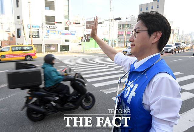 하정우 더불어민주당 부산 북구갑 국회의원 후보가 19일 오전 부산 북구 구 고려당제과 삼거리에서 시민들에게 인사를 하고 있다. /부산=박상민 기자