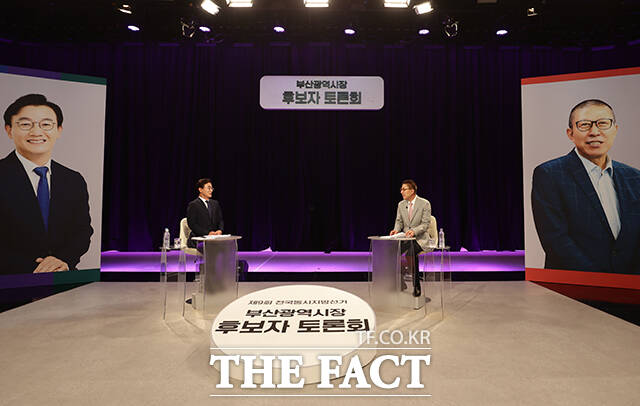 전재수 더불어민주당 부산시장 후보(왼쪽)와 박형준 국민의힘 부산시장 후보가 19일 오후 부산 KNN에서 진행된 부산시장 후보자 토론회에 앞서 대화를 나누고 있다. /박형준 캠프
