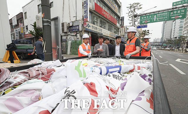 서울 중구 을지로3가역 인근에서 관계자들과 함께 불법현수막 정비하는 김민재 행정안전부 차관.