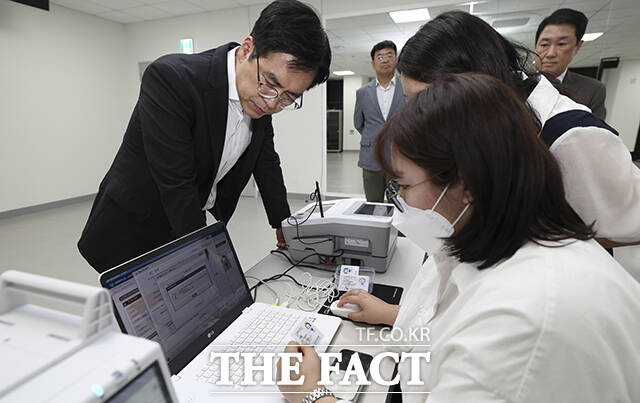 소공누리센터(소공동 주민센터)에 마련된 사전투표소에서 사전투표 모의시험 진행 상황을 참관하는 김민재 행정안전부 차관.