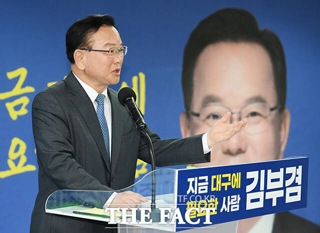 김부겸 더불어민주당 대구시장 후보가 19일 오전 대구 달서구에 마련된 선거사무소에서 공약을 발표하고 있다. /대구=박헌우 기자
