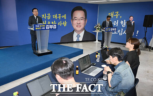 김부겸 더불어민주당 대구시장 후보가 19일 오전 대구 달서구에 마련된 선거사무소에서 공약을 발표하고 있다. /대구=박헌우 기자