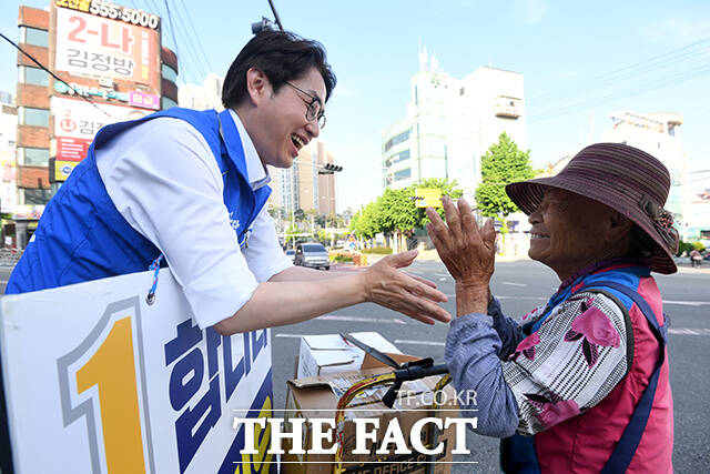하정우 더불어민주당 부산 북구갑 국회의원 후보가 19일 오전 부산 북구 구 고려당제과 삼거리에서 시민들에게 인사를 하고 있다. /부산=박상민 기자