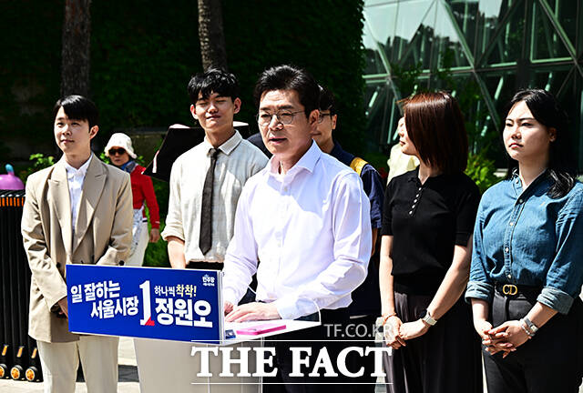 정원오 더불어민주당 서울시장 후보가 19일 장애인도 살기 좋은 서울 공약을 공개했다. 사진은 정 후보가 지난 18일 오후 서울 종로구 서울시청 앞에서 기자회견을 열고 공약발표를 하고 있는 모습. /배정한 기자