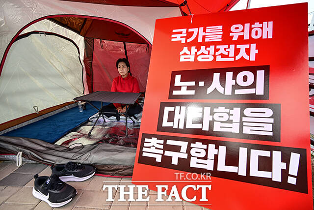 양향자 국민의힘 경기도지사 후보가 19일 오전 경기 평택시 삼성전자 평택캠퍼스 앞에서 노사 타협을 촉구하며 무기한 단식 농성을 하고 있다. /평택=남윤호 기자