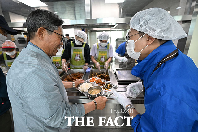 김남준 더불어민주당 계양을 재보궐선거 후보(왼쪽)가 19일 오전 인천 계양구 동양노인문화센터에서 배식 봉사를 하고 있다. /인천=서예원 기자