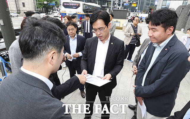 서울중앙우체국 인근 신세계백화점 본점 전광판에서 선거참여 홍보영상 송출 상황을 확인하는 김민재 행정안전부 차관.