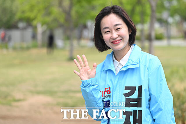 6·3 평택을 재선거에 출마한 김용남 더불어민주당, 조국 조국혁신당, 김재연 진보당 후보(왼쪽부터)가 19일 오전 경기 평택시 농업생태원에서 열린 자장면 나눔 행사에 참석해 표심에 호소하고 있다. /평택=남윤호 기자