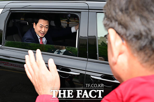방문을 마친 장동혁 대표와 양향자 후보가 악수를 하고 있다.