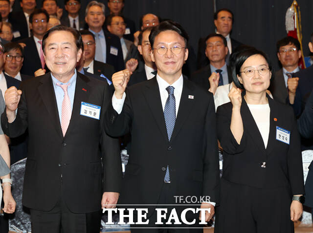 김민석 국무총리(가운데)와 한성숙 중소벤처기업부(중기부) 장관(오른쪽), 김기문 중소기업중앙회장이 19일 서울 영등포구 중기중앙회 KIBIZ홀에서 열린 2026년 대한민국 중소기업인 대회에 참석해 기념촬영하고 있다. /이새롬 기자