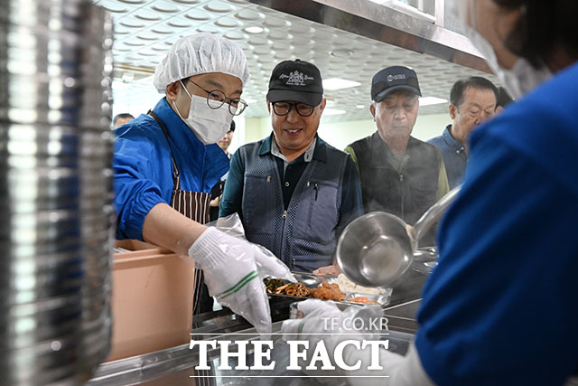 김남준 더불어민주당 계양을 재보궐선거 후보(왼쪽)가 19일 오전 인천 계양구 동양노인문화센터에서 배식 봉사를 하고 있다. /인천=서예원 기자