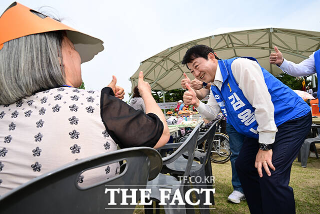 6·3 평택을 재선거에 출마한 김용남 더불어민주당, 조국 조국혁신당, 김재연 진보당 후보(왼쪽부터)가 19일 오전 경기 평택시 농업생태원에서 열린 자장면 나눔 행사에 참석해 표심에 호소하고 있다. /평택=남윤호 기자