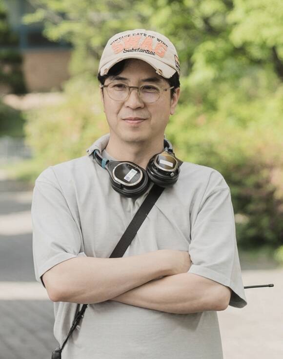 박준화 감독이 최근 서울 종로구 한 카페에서 <더팩트>와 만나 MBC 금토드라마 21세기 대군부인과 관련된 이야기를 나눴다. /카카오엔터테인먼트