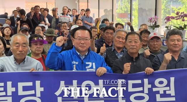 군위 지역 국민의힘 당원 1701명이 집단 탈당 후 김부겸 더불어민주당 대구시장 후보 지지를 선언하면서 지역 정가가 크게 요동치고 있다. /김부겸 후보 선거캠프