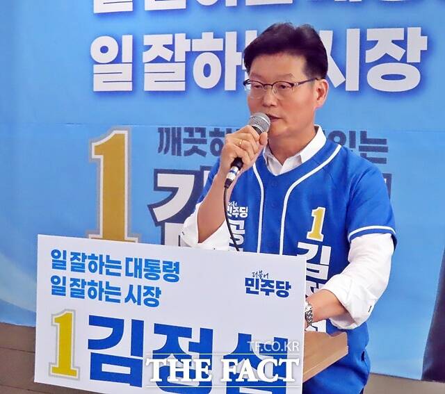 김정섭 더불어민주당 공주시장 후보가 19일 선거사무소에서 기자회견을 갖고 시정 전반의 혁신 방안을 담은 12번째 정책 공약을 발표하고 있다. /김형중 기자
