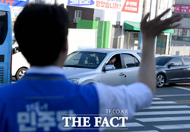 하정우 더불어민주당 부산 북구갑 국회의원 후보가 19일 오전 부산 북구 구 고려당제과 삼거리에서 시민들에게 인사를 하고 있다. /부산=박상민 기자