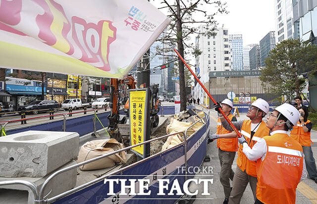 서울 중구 을지로3가역 인근에서 관계자들과 함께 불법현수막 정비하는 김민재 행정안전부 차관.