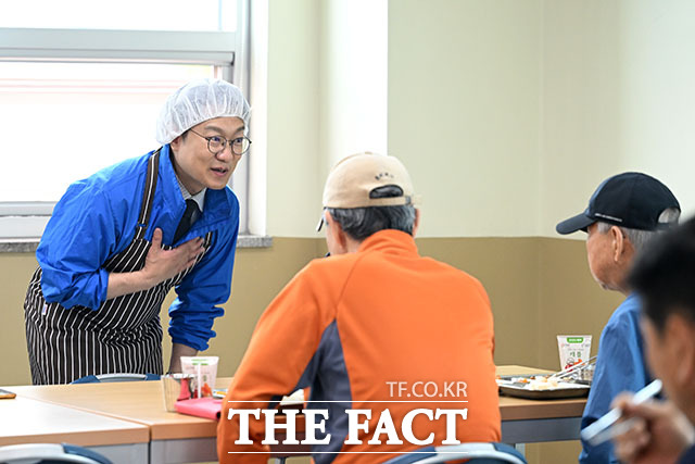김남준 더불어민주당 계양을 재보궐선거 후보(왼쪽)가 19일 오전 인천 계양구 동양노인문화센터에서 배식 봉사를 하고 있다. /인천=서예원 기자