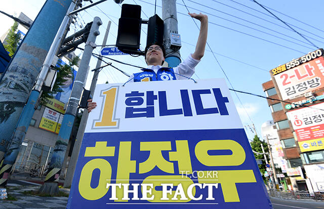 하정우 더불어민주당 부산 북구갑 국회의원 후보가 19일 오전 부산 북구 구 고려당제과 삼거리에서 시민들에게 인사를 하고 있다. /부산=박상민 기자