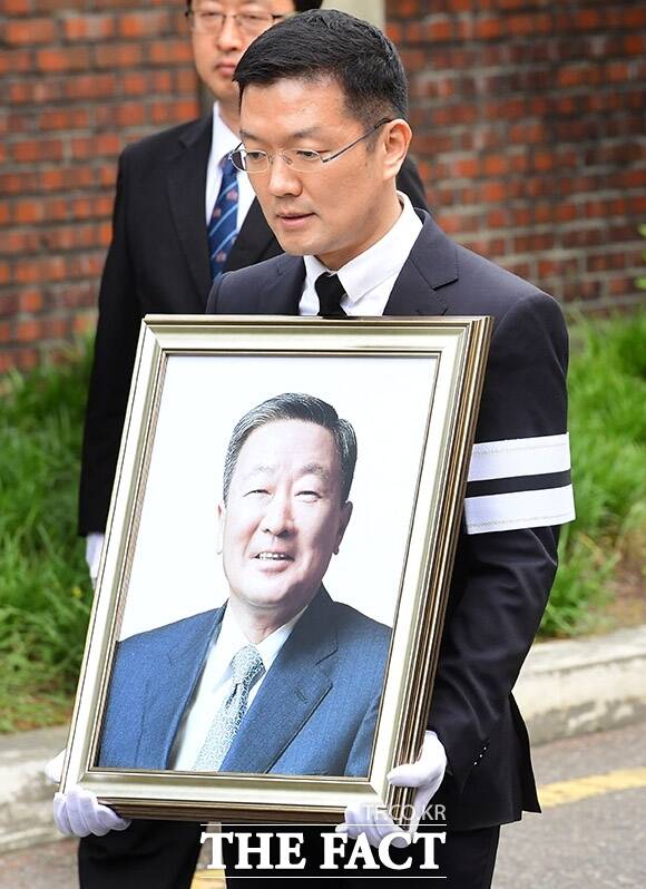 고 구본무 선대회장의 맏사위 윤관 블루런벤처스 대표가 지난 2018년 5월 22일 고인의 영정사진을 들고 운구차로 이동하고 있다. /더팩트 DB