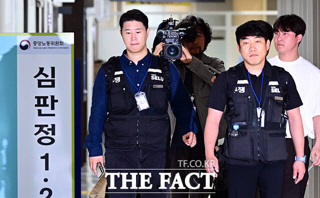 19일 오전 최승호 삼성그룹 초기업노조 삼성전자지부 노조위원장(왼쪽)이 정부세종청사 중앙노동위원회 2차 사후조정 둘째 날 회의에 참석하고 있다. /세종=임영무 기자