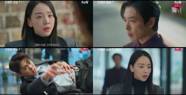 '은밀한 감사' 속 노기준은 회사에서 자신이 불법 촬영을 검거한 안승우 부장으로부터 칼에 찔리며 위기를 맞는다. /tvN