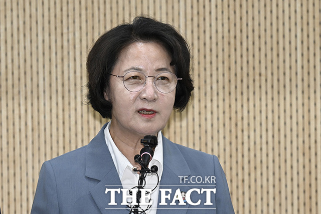 추미애 더불어민주당 경기도지사 후보가 19일 오후 경기 수원 경기도의회에서 열린 K-반도체 클러스터 구축 합동 공약발표 기자회견에 참석해 공약을 발표하고 있다. /수원=송호영 기자