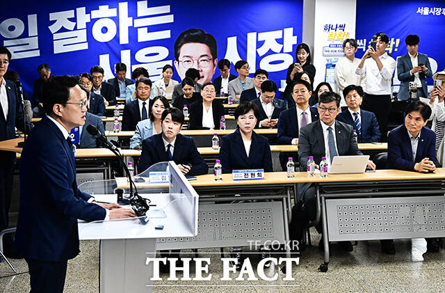 정원오 서울시장 후보 제3차 선거대책위원회 회의에 참석한 더불어민주당 의원들.