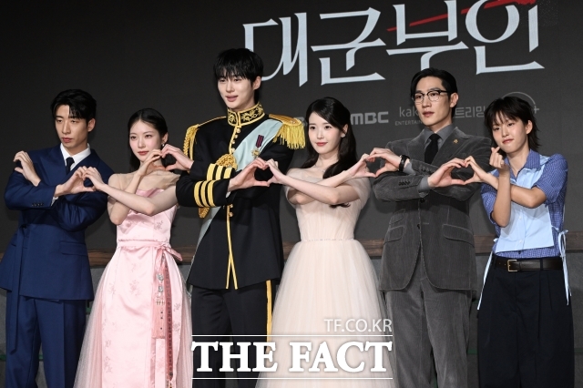 MBC 금토드라마 21세기 대군부인이 최고 시청률 13.8%로 종영했지만, 지금 온라인에서는 축하보다 비판이 훨씬 더 거세다. 사진은 배우 유수빈과 공승연, 변우석, 아이유, 노상현, 이연(왼쪽부터)이 지난달 가진 이 드라마 제작발표회 당시 포즈를 취하고 있다. /김성렬 기자