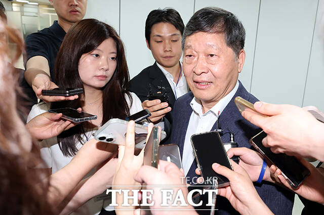 박수근 중앙노동위원장이 19일 오전 정부세종청사 중앙노동위원회에서 열린 삼성전자 노사 2차 사후조정 둘째 날 회의에 참석하며 취재진의 질문을 받고 있다. /세종=임영무 기자