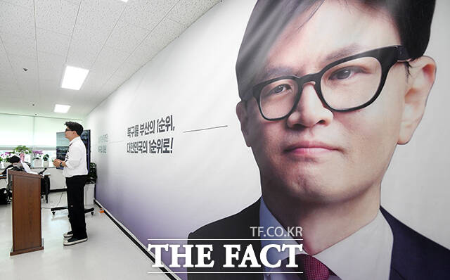 한동훈 무소속 부산 북구갑 국회의원 후보가 19일 오전 부산 북구 선거사무소에서 기자회견을 열고 공약을 발표하고 있다. /부산=박상민 기자
