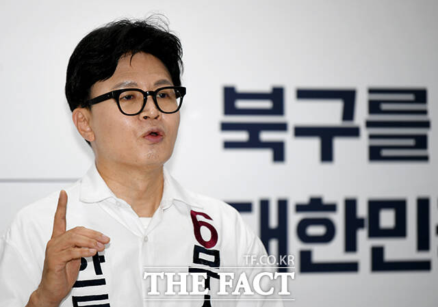한동훈 무소속 부산 북구갑 국회의원 후보가 19일 오전 부산 북구 선거사무소에서 기자회견을 열고 공약을 발표하고 있다. /부산=박상민 기자