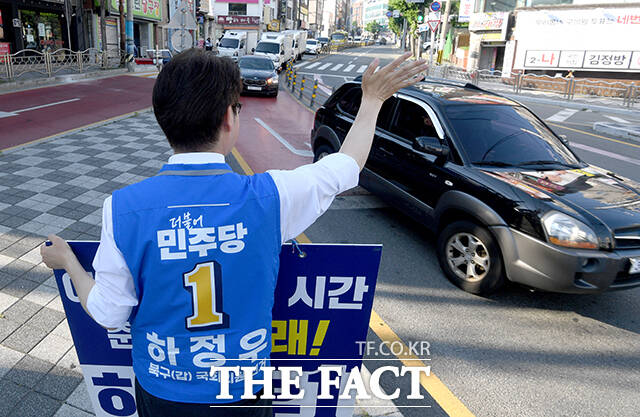 하정우 더불어민주당 부산 북구갑 국회의원 후보가 19일 오전 부산 북구 구 고려당제과 삼거리에서 시민들에게 인사를 하고 있다. /부산=박상민 기자